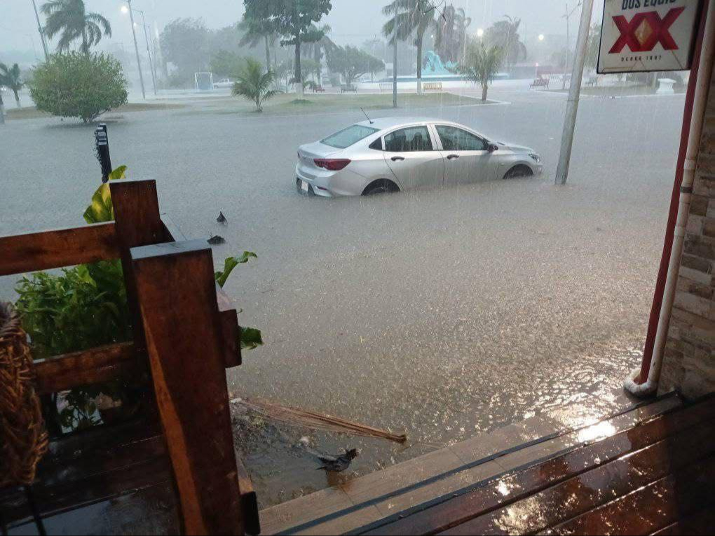 Las inundaciones se presentaron en la mayor parte de la ciudad. Las inundaciones se presentaron en la mayor parte de la ciudad.
