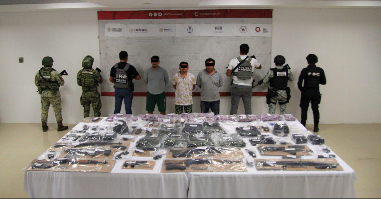 Los detenidos y el arsenal fueron puestos a disposición de las autoridades.