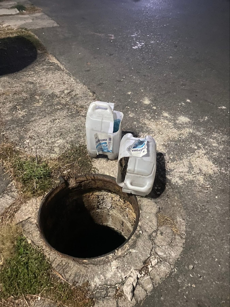 Los peatones corren más riesgo ante las alcantarillas destapadas