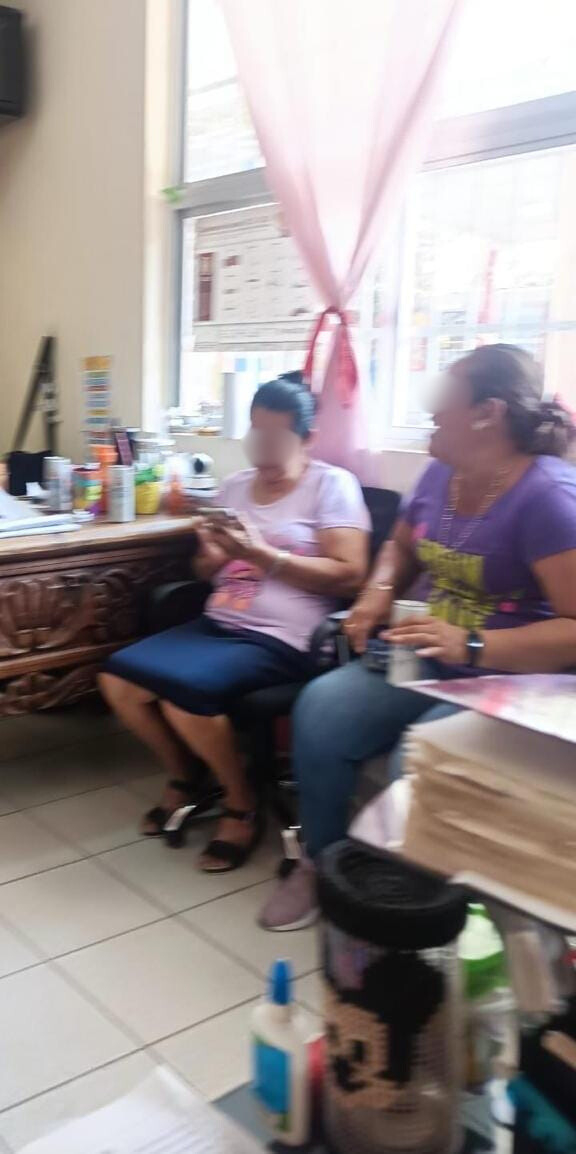Acusa a la jefa de departamento de omitir jerarquías y actuar por encima de su autoridad. Acusa a la jefa de departamento de omitir jerarquías y actuar por encima de su autoridad.