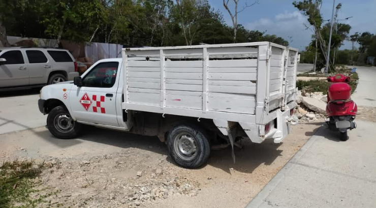 Motociclista resulta lesionado al chocar contra una camioneta en Tulum