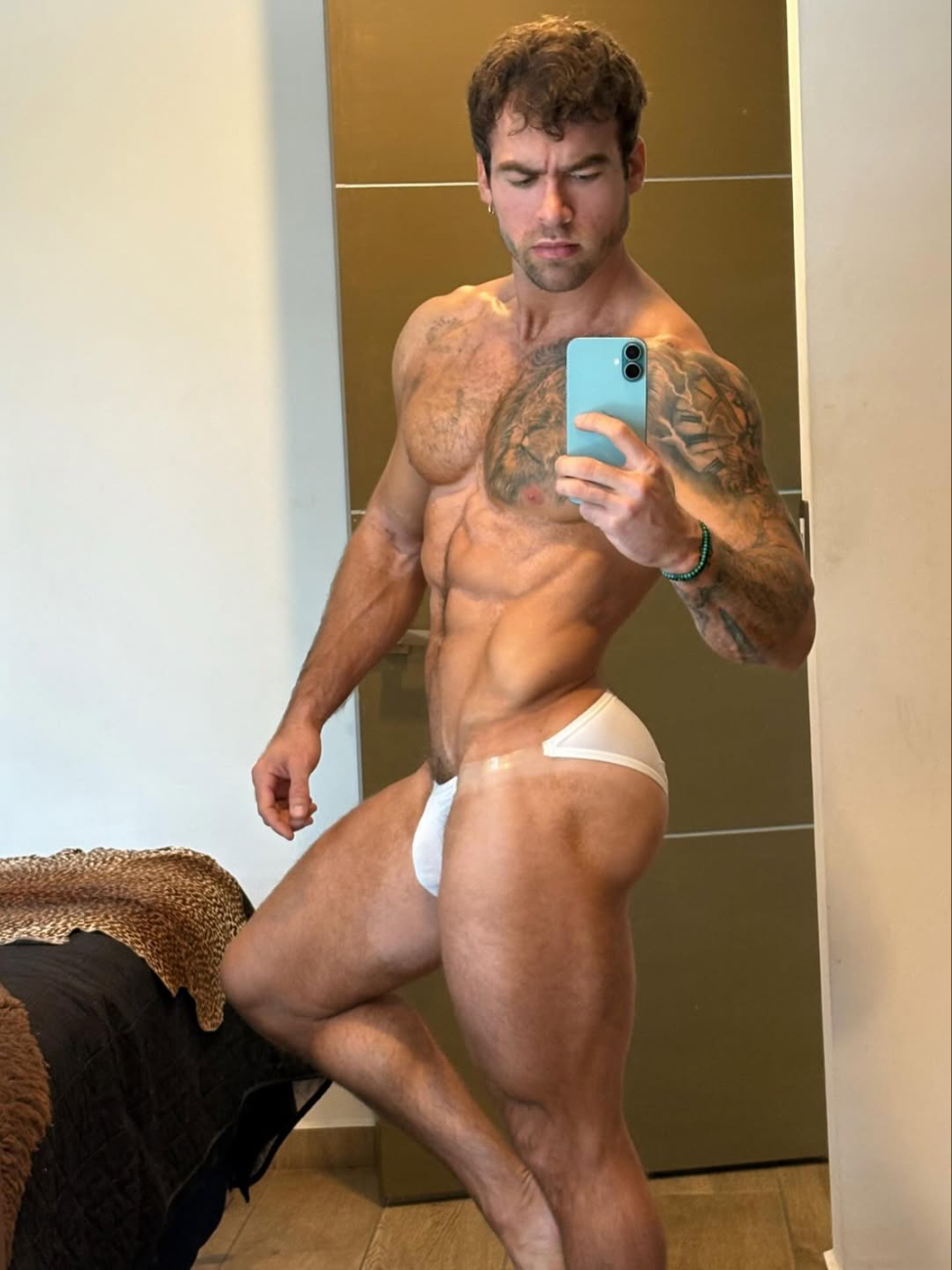                                                                                      David Ortega de Survivor México emprende negocio millonario al vender su ropa interior usada