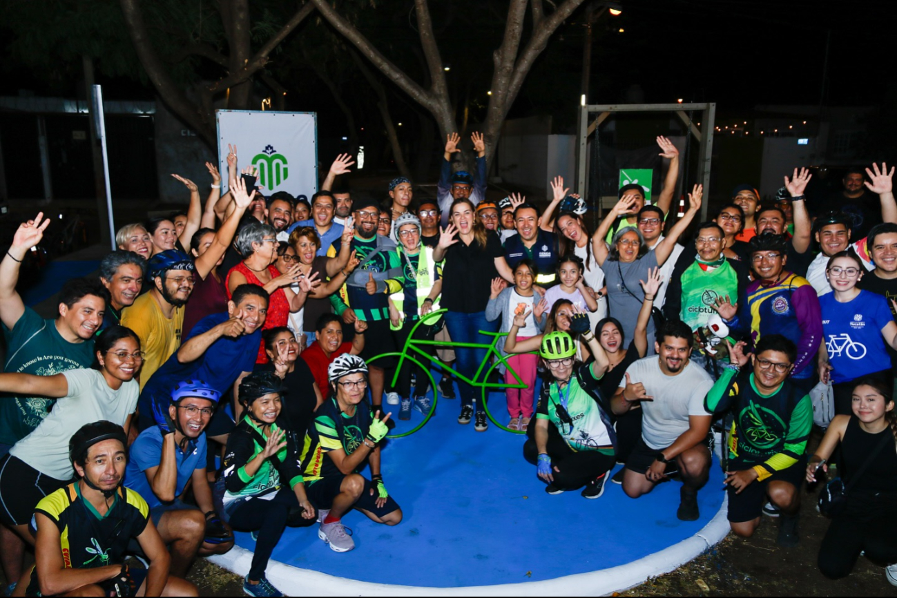 Develan el Monumento a la Bicicleta en el fraccionamiento Mulsay de Mérida