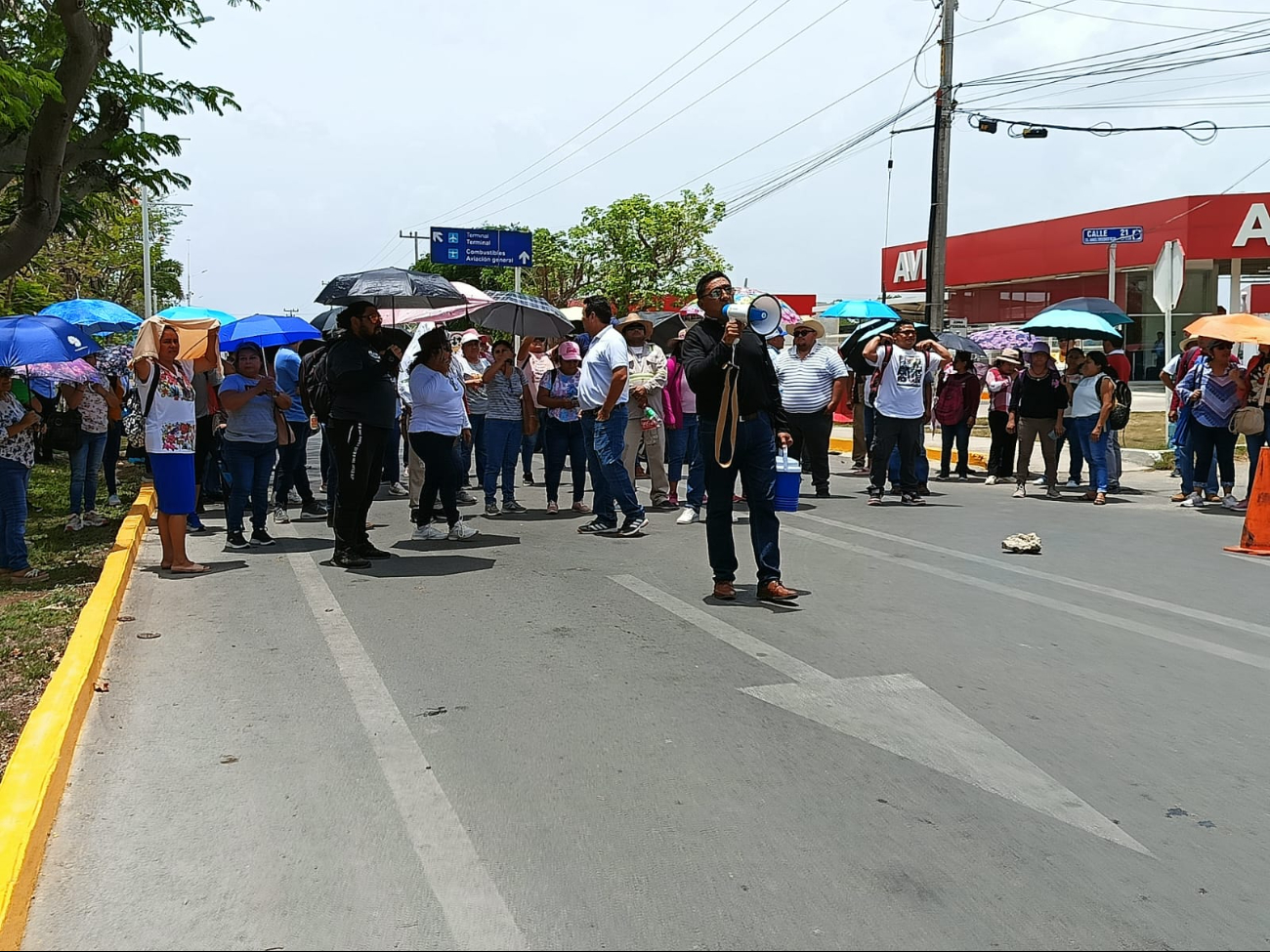 Maestros bloquearon la avenida Internacional de Mérida Maestros bloquearon la avenida Internacional de Mérida