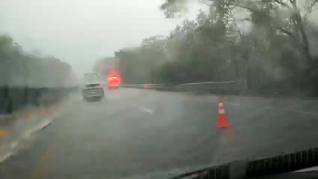Minutos después, otro accidente en el mismo carril involucró a un camión que sufrió una volcadura. Minutos después, otro accidente en el mismo carril involucró a un camión que sufrió una volcadura.