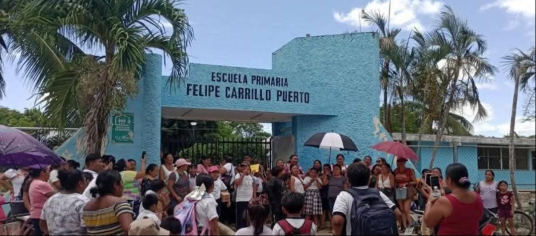 Padres de familia impiden el ingreso a la primaria Felipe Carrillo Puerto para plantear sus demandas