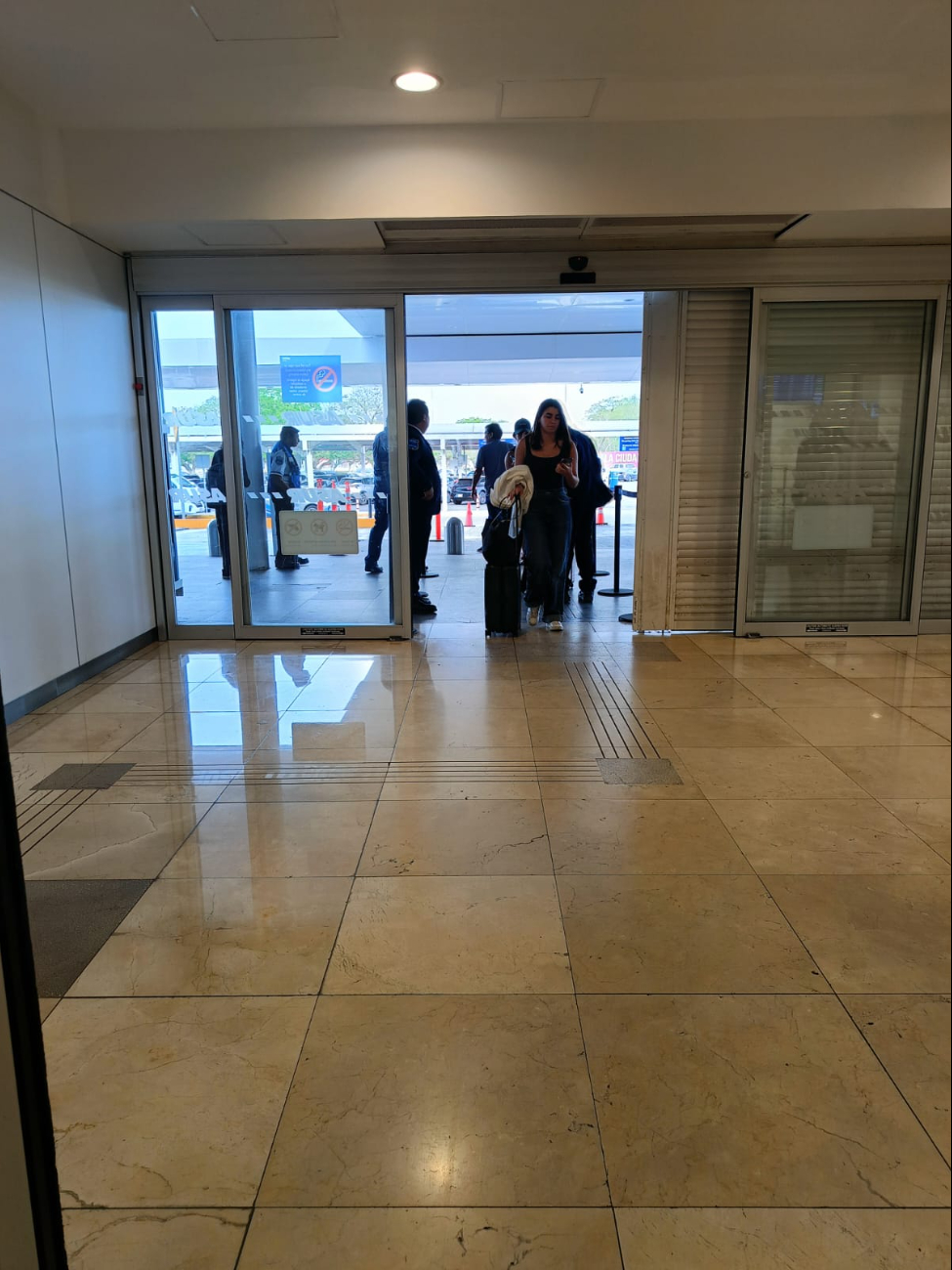 Personal del aeropuerto de Mérida controla los accesos Personal del aeropuerto de Mérida controla los accesos
