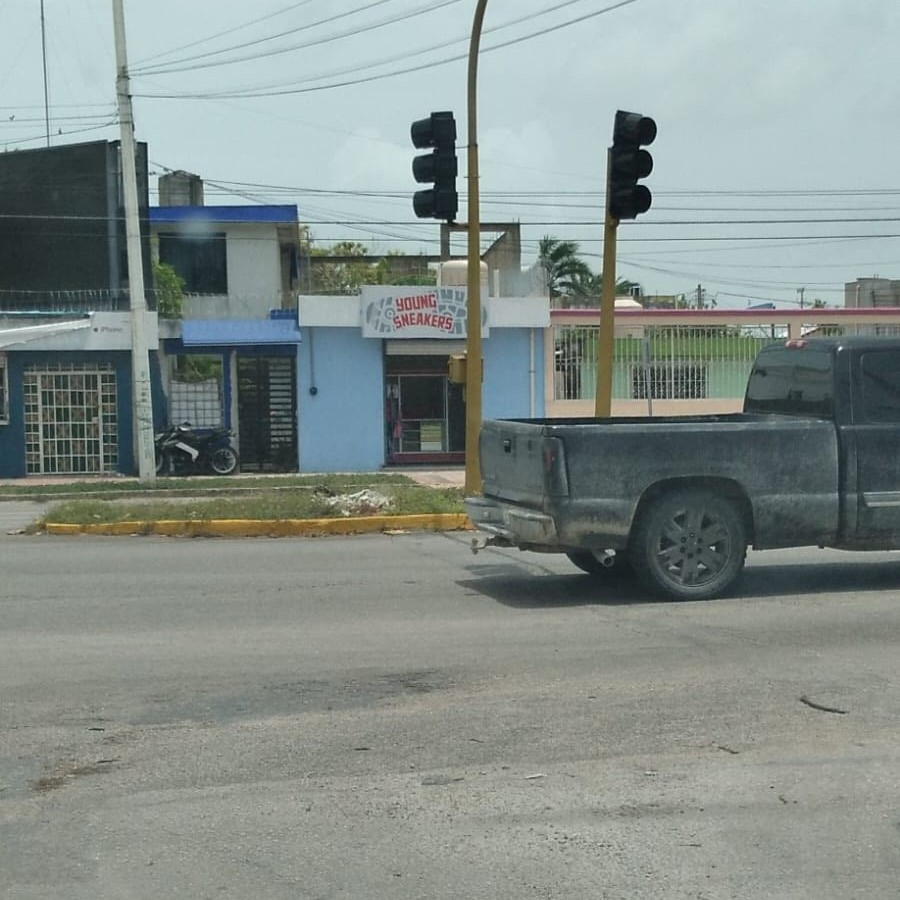 Semáforos alrededor de la ciudad terminaron afectados por los fuertes vientes