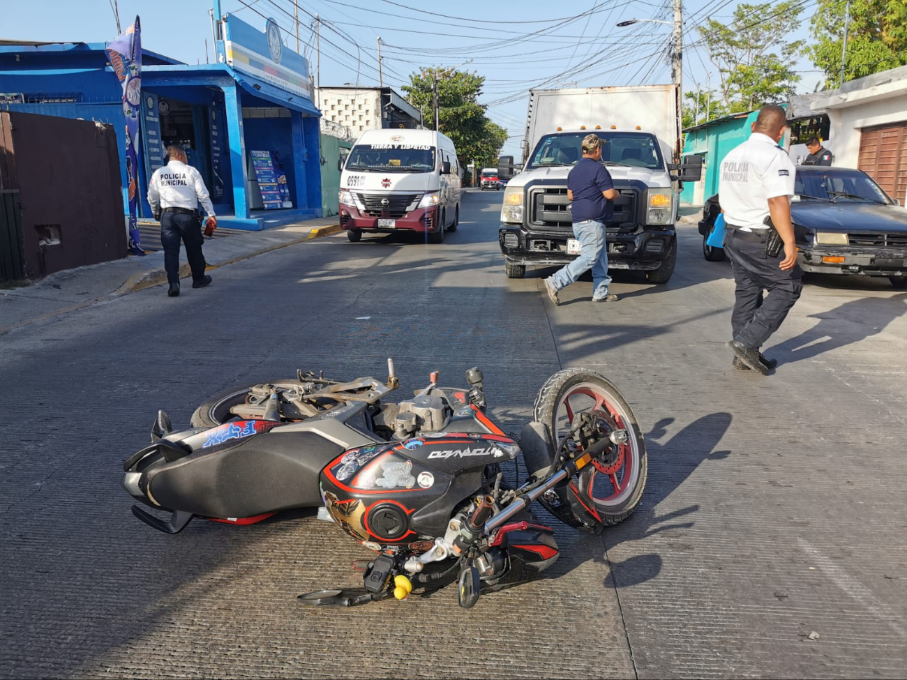 Motociclista resulta herido tras chocar con camión repartidor en Ciudad del Carmen 