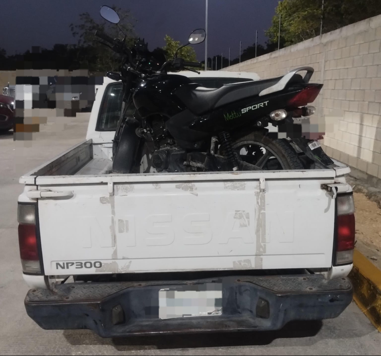 El sujeto transportaba en la caja de una camioneta la moto robada. El sujeto transportaba en la caja de una camioneta la moto robada.