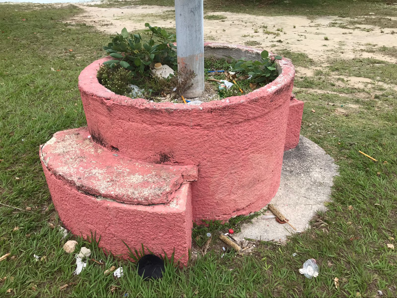 Otro problema visible es la falta de limpieza, ya que hay restos de basura Otro problema visible es la falta de limpieza, ya que hay restos de basura