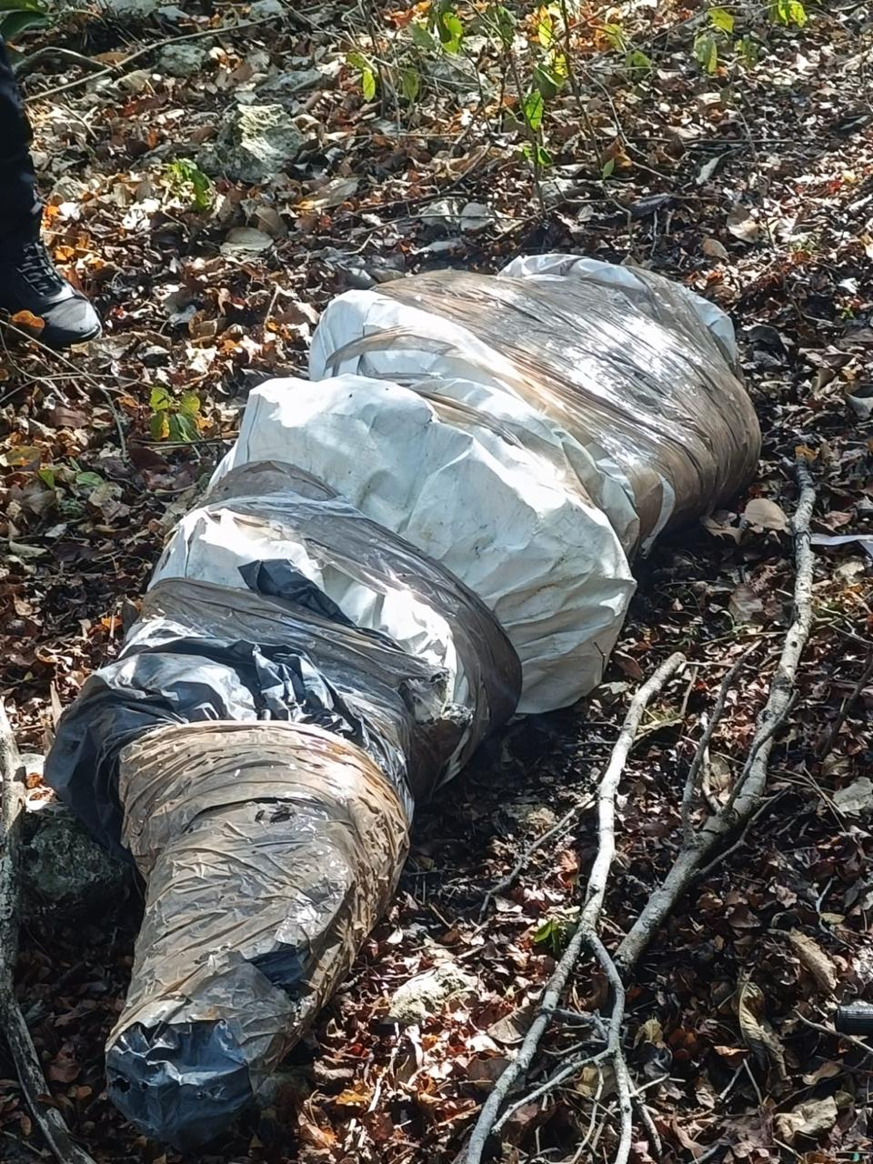Así fue encontrado el cuerpo de un hombre en el camino de terracería. Así fue encontrado el cuerpo de un hombre en el camino de terracería.