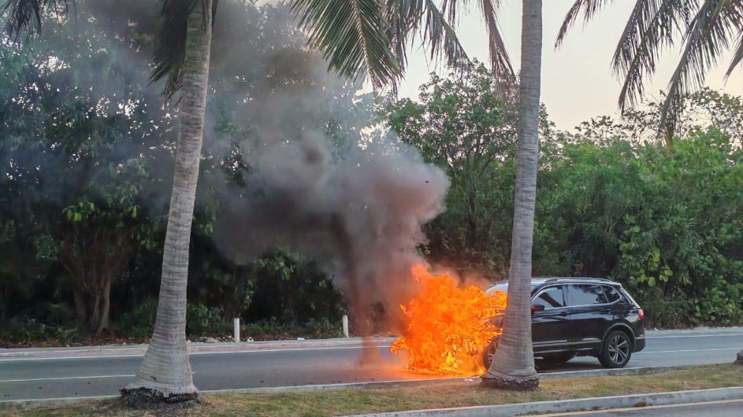 Cierre vial por incendio de auto en Cancún, a metros del Puente Nizuc Cierre vial por incendio de auto en Cancún, a metros del Puente Nizuc