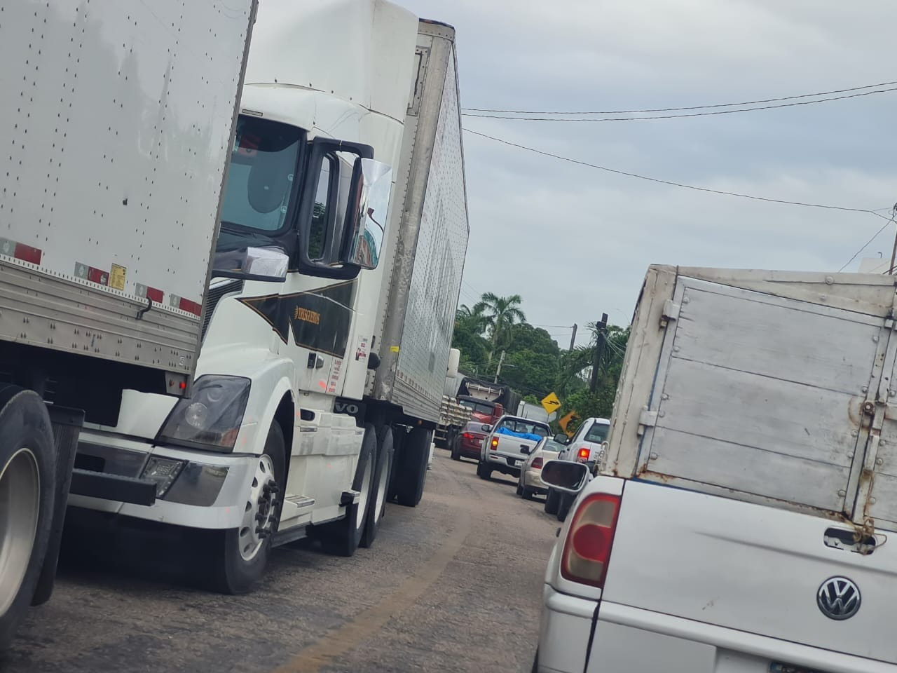 Denuncian cobros ilegales, rapiña y pérdidas económicas por el cierre de vías. Denuncian cobros ilegales, rapiña y pérdidas económicas por el cierre de vías.