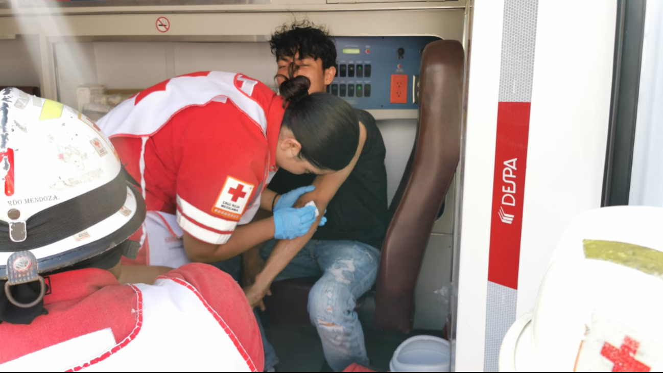 Dos jóvenes motociclistas resultan lesionados tras accidente en el fraccionamiento Holkan Dos jóvenes motociclistas resultan lesionados tras accidente en el fraccionamiento Holkan