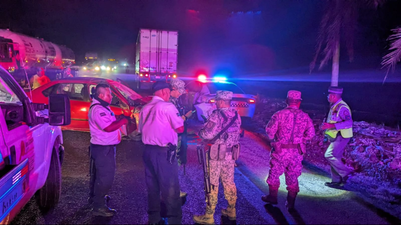 El accidente ocurrió cuando un vehículo conducido presuntamente por un hombre ebrio chocó contra la patrulla de la Guardia Nacional. El accidente ocurrió cuando un vehículo conducido presuntamente por un hombre ebrio chocó contra la patrulla de la Guardia Nacional.