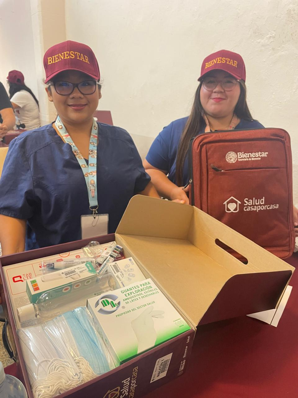 Las maletas del Bienestar contienen todo lo necesario para atender a las personas en sus casas. Las maletas del Bienestar contienen todo lo necesario para atender a las personas en sus casas.