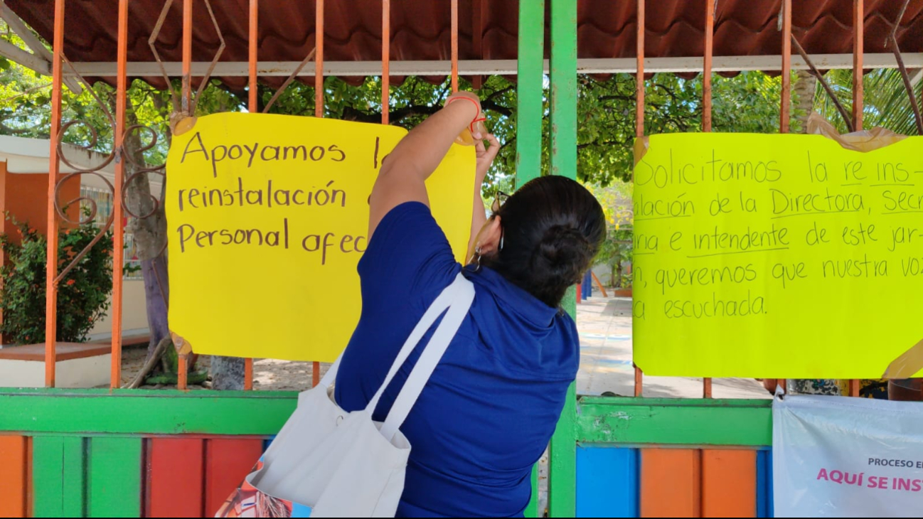 Padres toman kínder en Carmen tras reubicación de maestras por polémico video