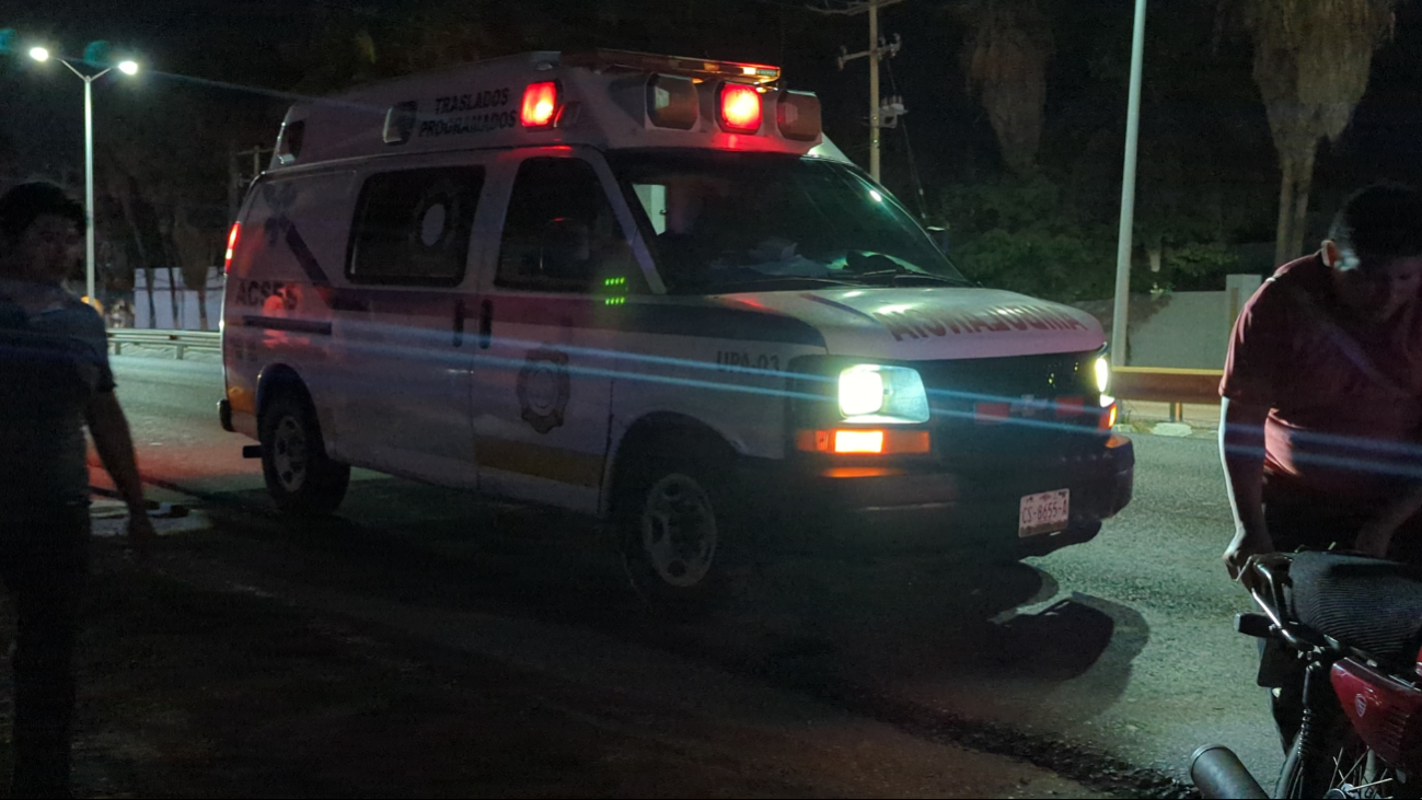 Paramédicos la trasladaron de urgencia a un hospital; el conductor acompañó a su esposa. Paramédicos la trasladaron de urgencia a un hospital; el conductor acompañó a su esposa.