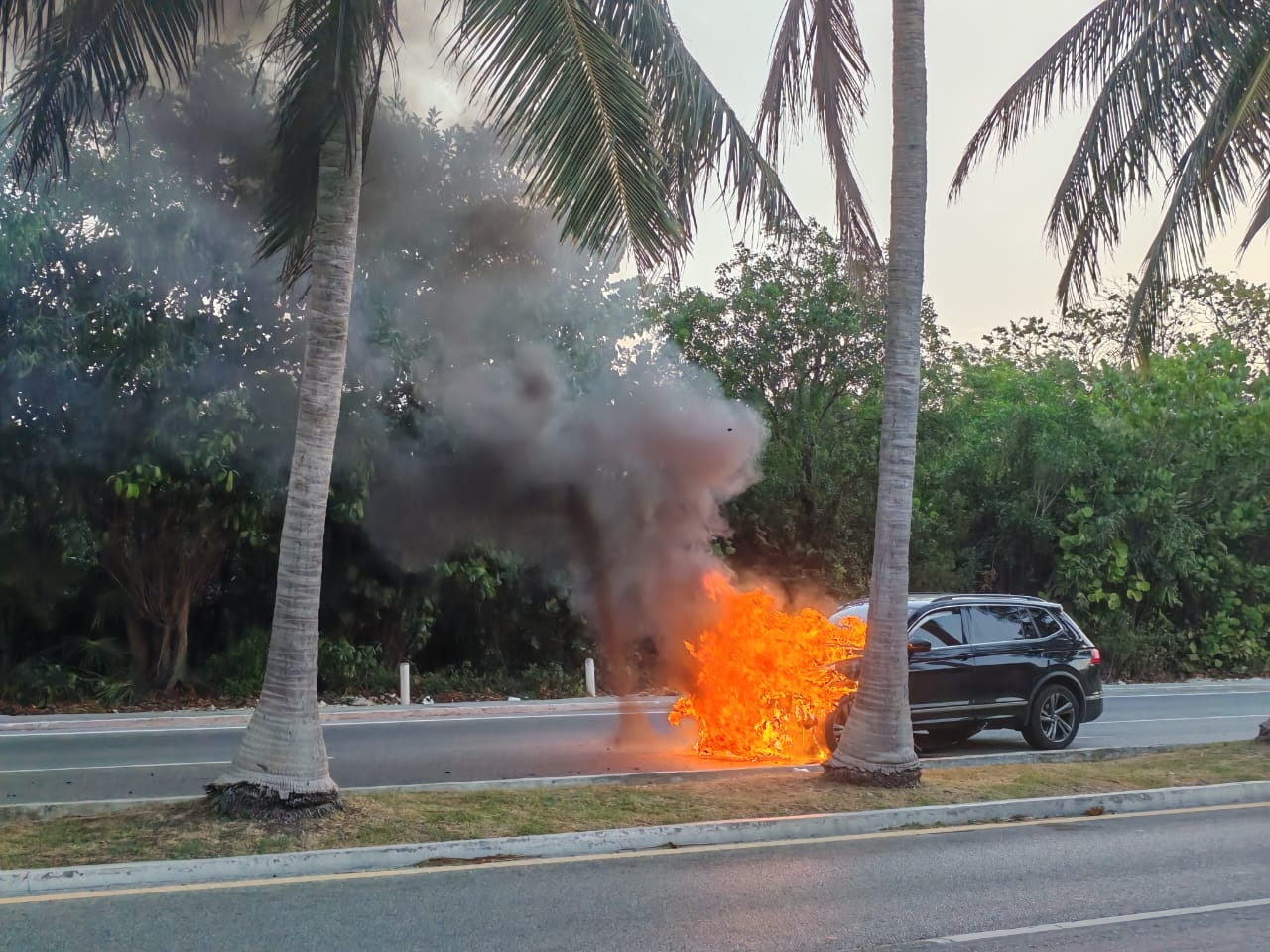 Se incendia vehículo en Boulevard Kukulcán y provoca cierre vial hacia el aeropuerto de Cancún