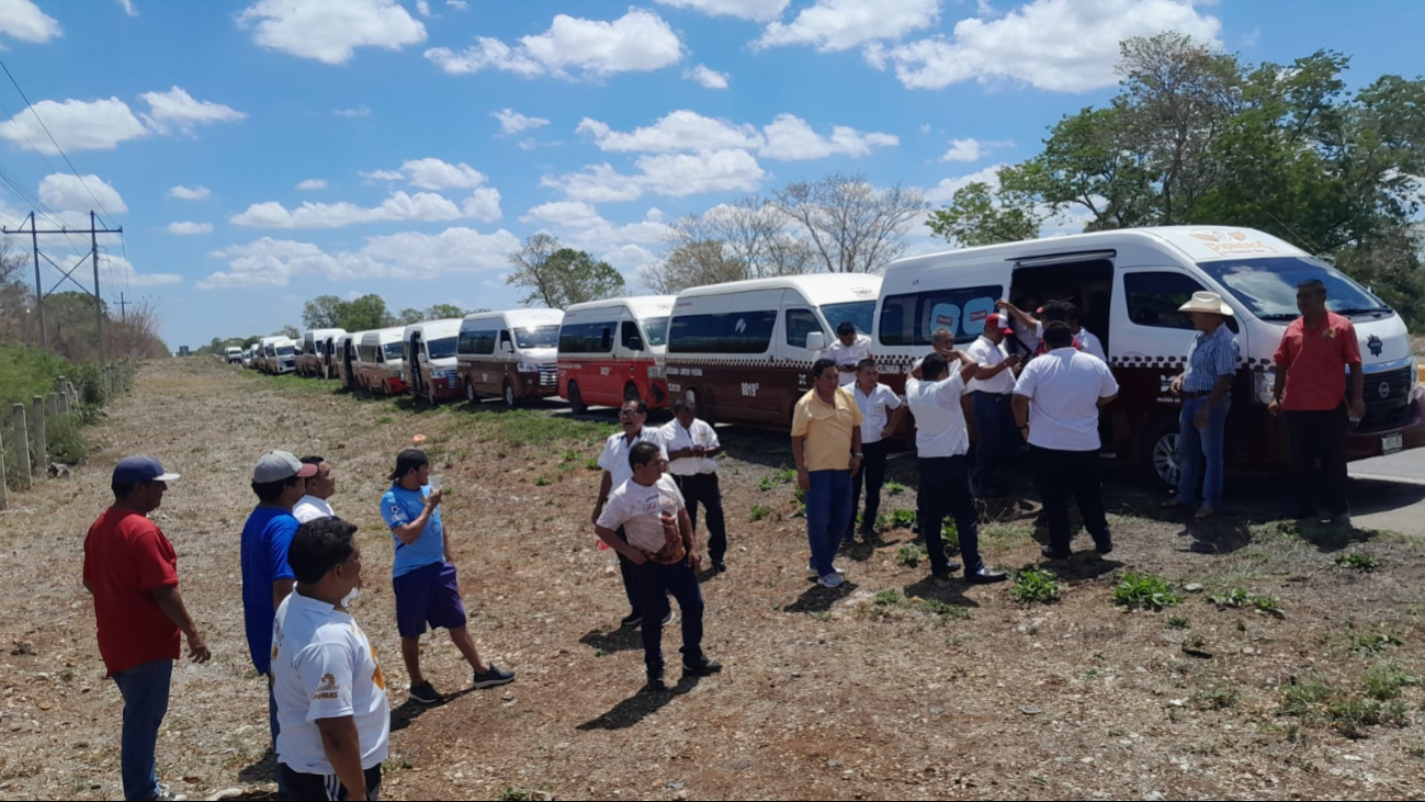 Taxistas de Pioneros del Camino Real suspendieron sus rutas para defender a un compañero detenido por la Guardia Nacional.