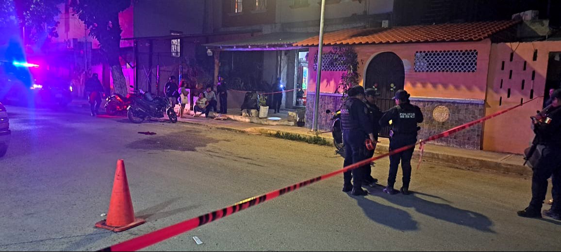 Un hombre fue ejecutado a balazos dentro de la Pizzería Tulum, cerca del Palacio Municipal. Un hombre fue ejecutado a balazos dentro de la Pizzería Tulum, cerca del Palacio Municipal.