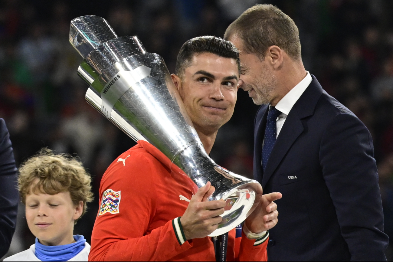 Cristiano Ronaldo levantó el tercer título de su carrera con la selección de Portugal. Cristiano Ronaldo levantó el tercer título de su carrera con la selección de Portugal.