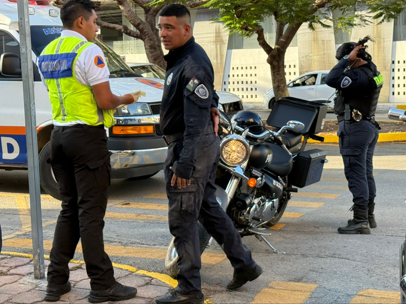 Elemento policíaco derrapa durante persecución en Playa del Carmen