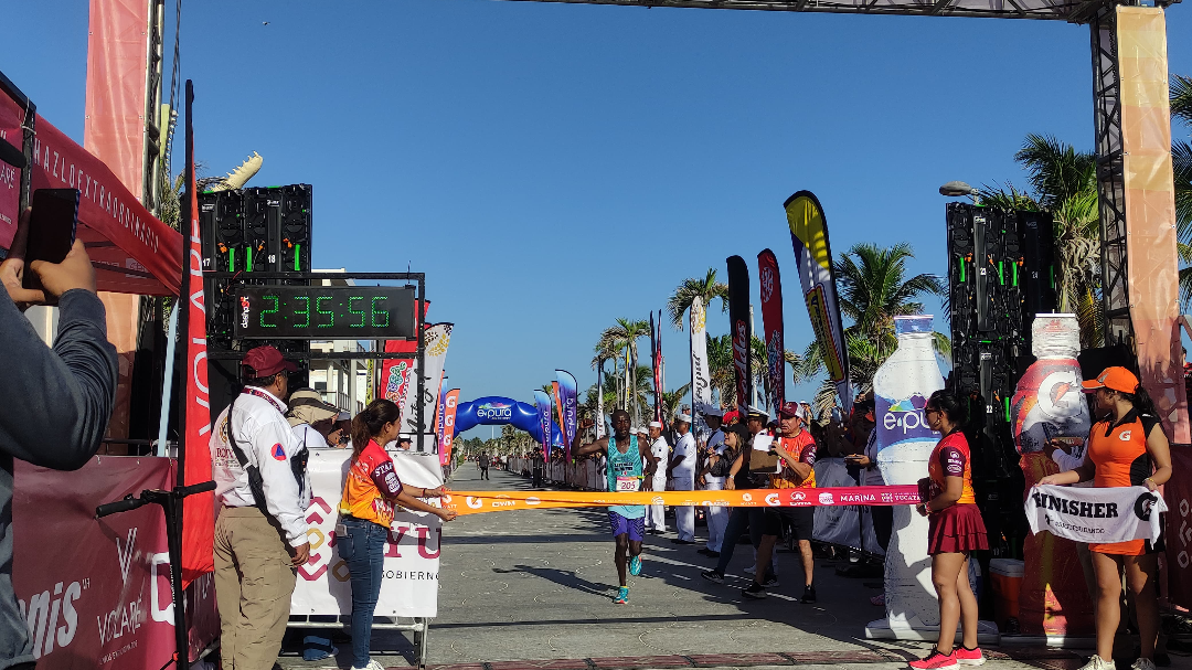 El keniata Ndege Stephen se convierte en campeón del Maratón de la Marina 2025 El keniata Ndege Stephen se convierte en campeón del Maratón de la Marina 2025