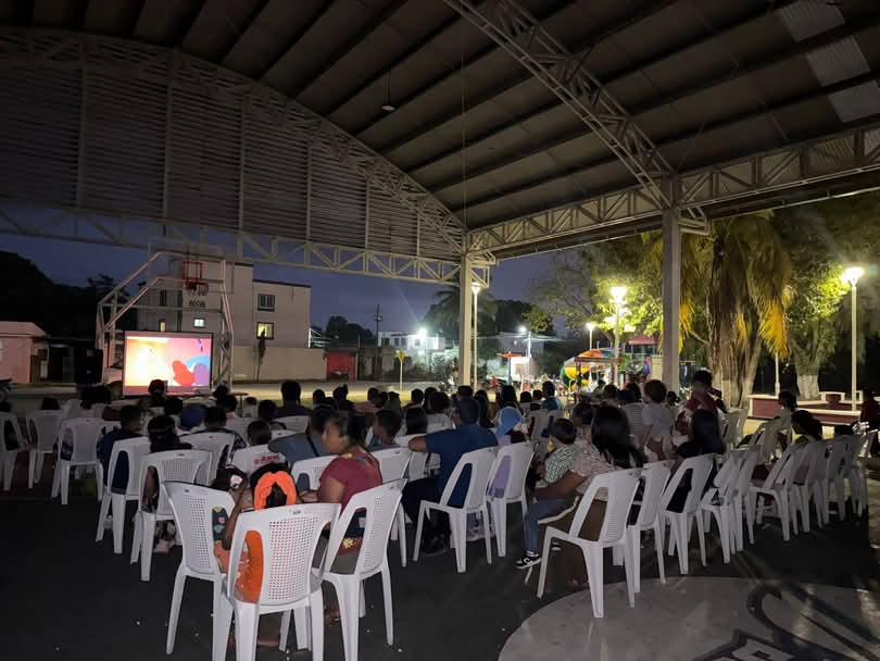 “Cine en tu colonia” lleva diversión familiar a Sabancuy