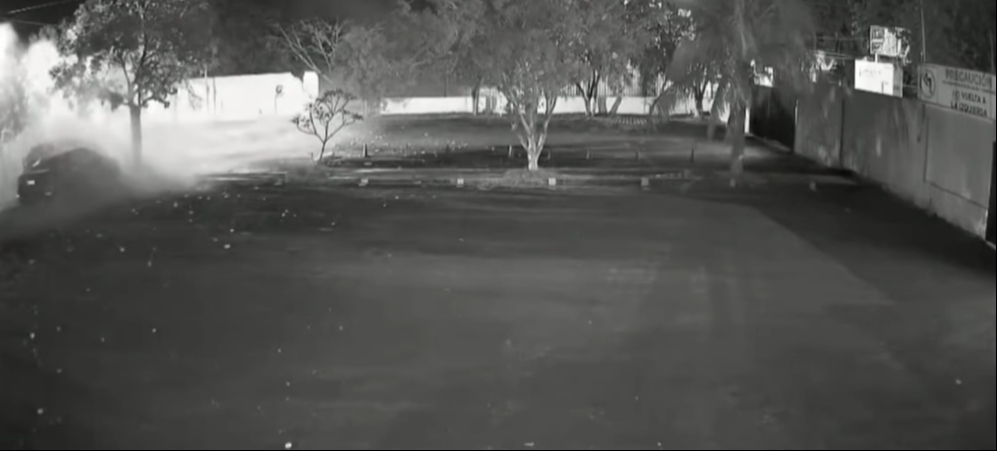 Como de película, conductor choca contra la barda de una escuela en Mérida; captan en video el momento exacto