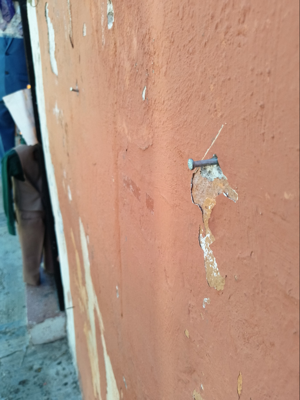 Paredes con clavos, un riesgo para niños y adultos en el Centro Histórico Paredes con clavos, un riesgo para niños y adultos en el Centro Histórico