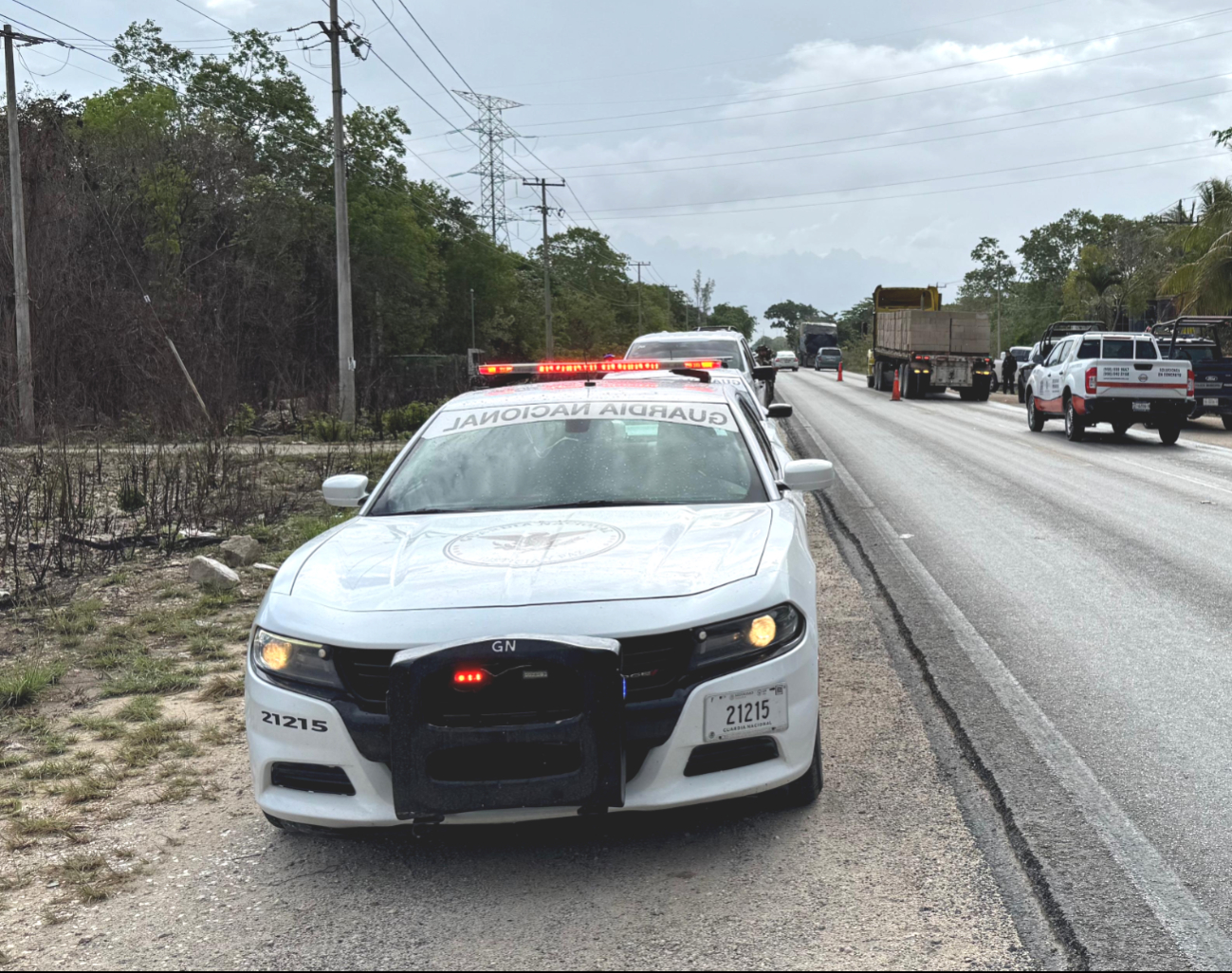 Según testigos, quien conducía la unidad Aveo excedía los límites de velocidad y se salió de la carretera Cancún-Leona Vicario, a la altura de la Colonia Chiapaneca. Según testigos, quien conducía la unidad Aveo excedía los límites de velocidad y se salió de la carretera Cancún-Leona Vicario, a la altura de la Colonia Chiapaneca.