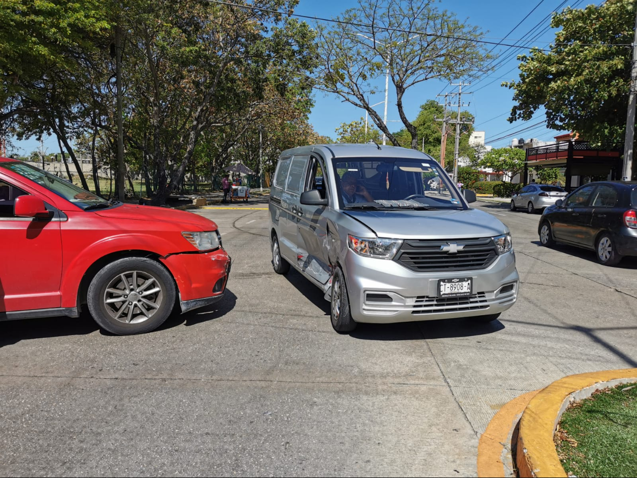 Choque entre dos camionetas causa caos vial en la colonia Petrolera en Carmen