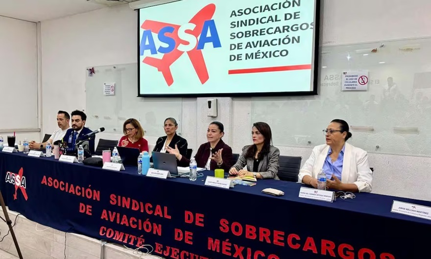 De no llegar a un acuerdo salarial, los sobrecargos iniciarán mañana martes un paro de labores De no llegar a un acuerdo salarial, los sobrecargos iniciarán mañana martes un paro de labores