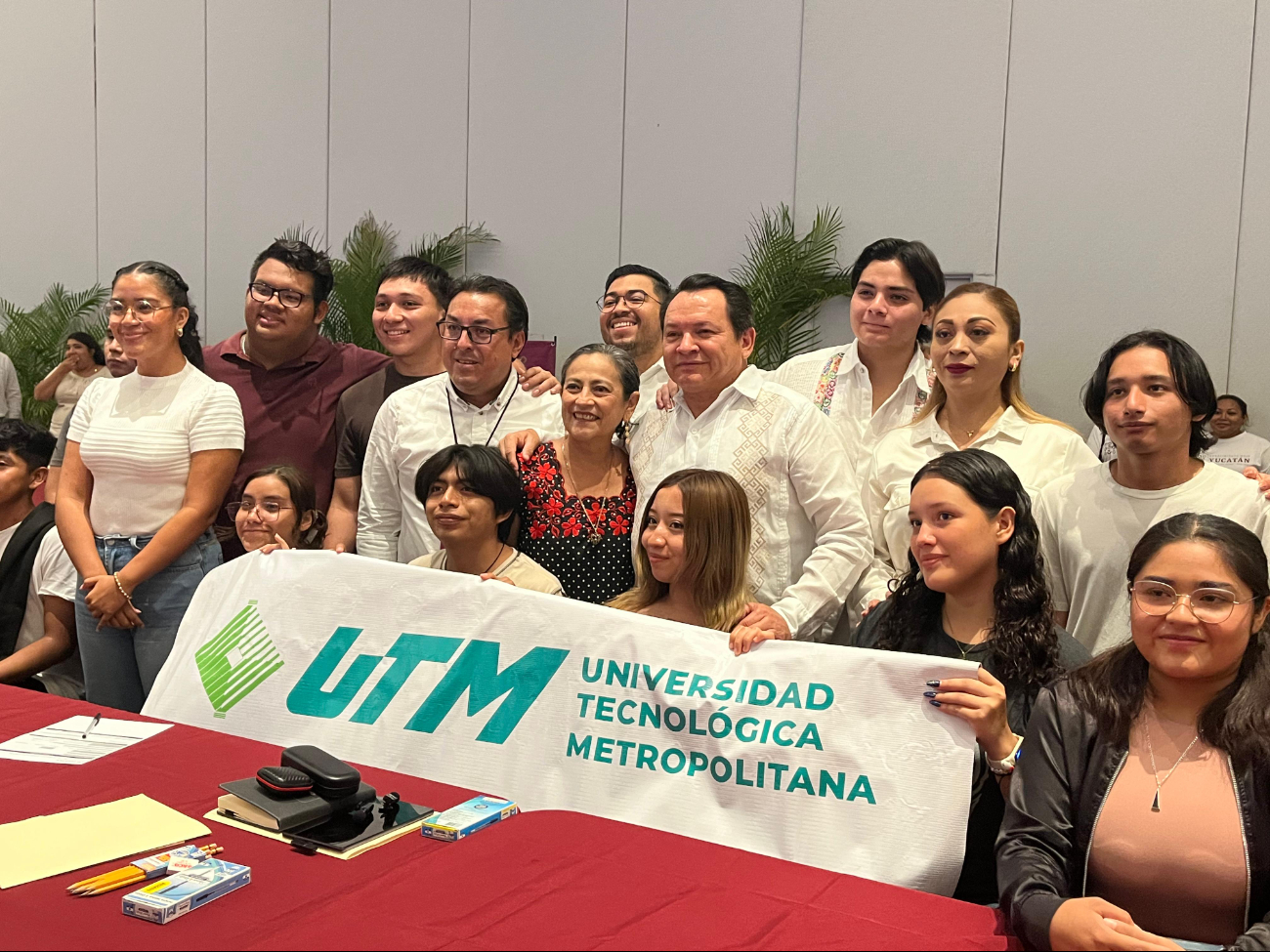 Joaquín Díaz Mena encabezó las mesas de consulta junto a los estudiantes
