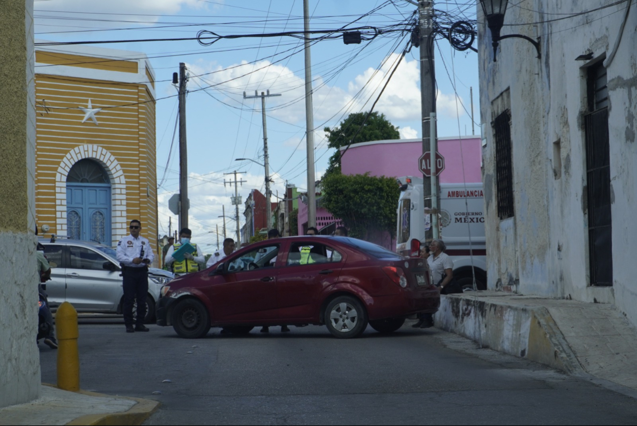 La camioneta circulaba a velocidad excesiva, pero el peritaje determinó responsable al conductor del auto compacto. La camioneta circulaba a velocidad excesiva, pero el peritaje determinó responsable al conductor del auto compacto.