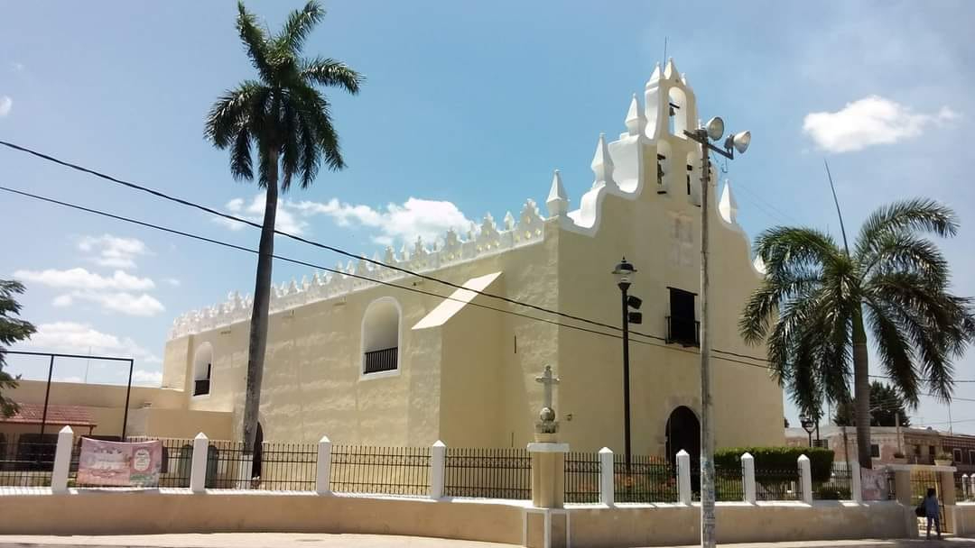 La iglesia es la casa más grande de la plaza principal de Tekit La iglesia es la casa más grande de la plaza principal de Tekit