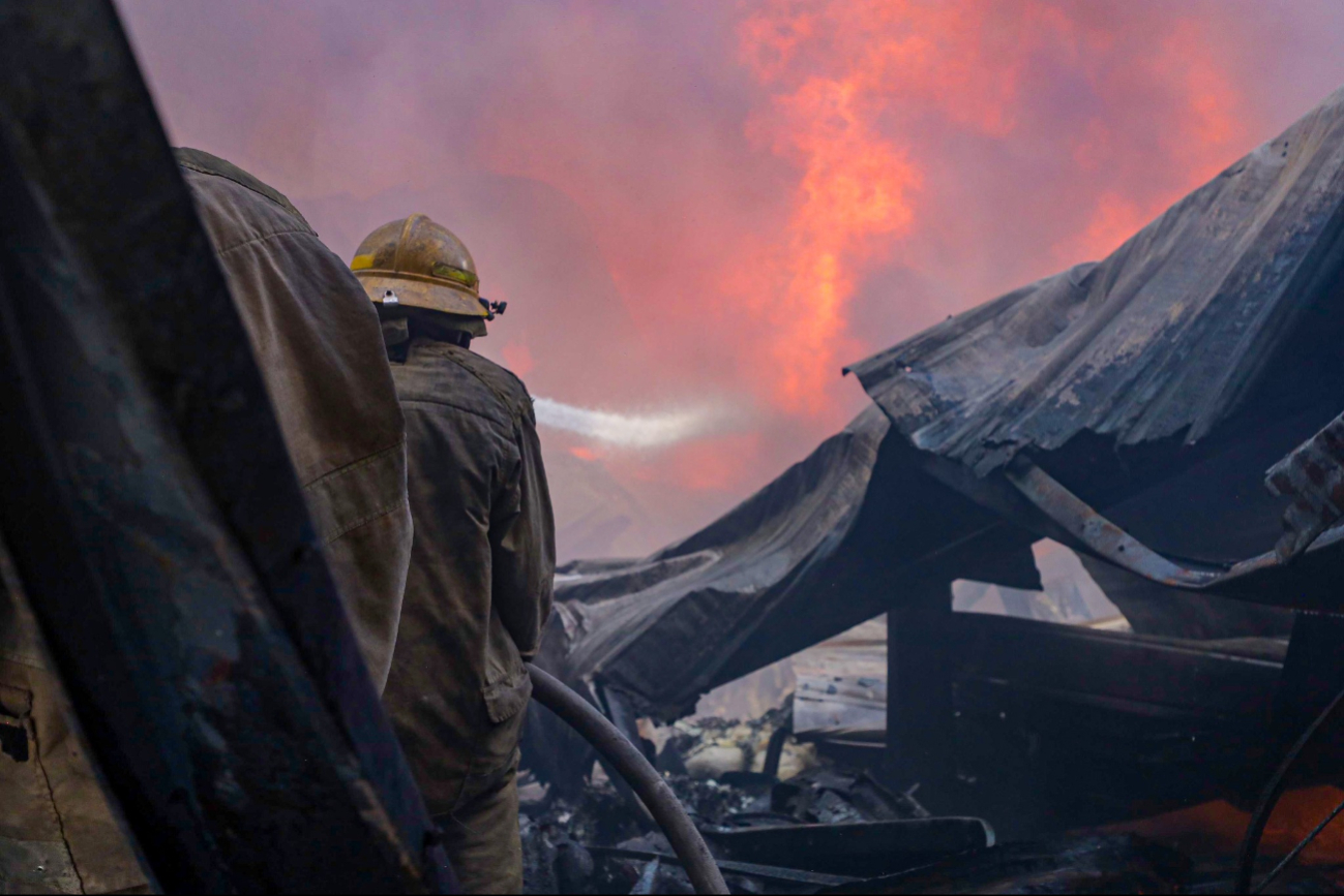 Las llamas consumieron la bodega; el Heroico Cuerpo de Bomberos combatió el incendio. Las llamas consumieron la bodega; el Heroico Cuerpo de Bomberos combatió el incendio.