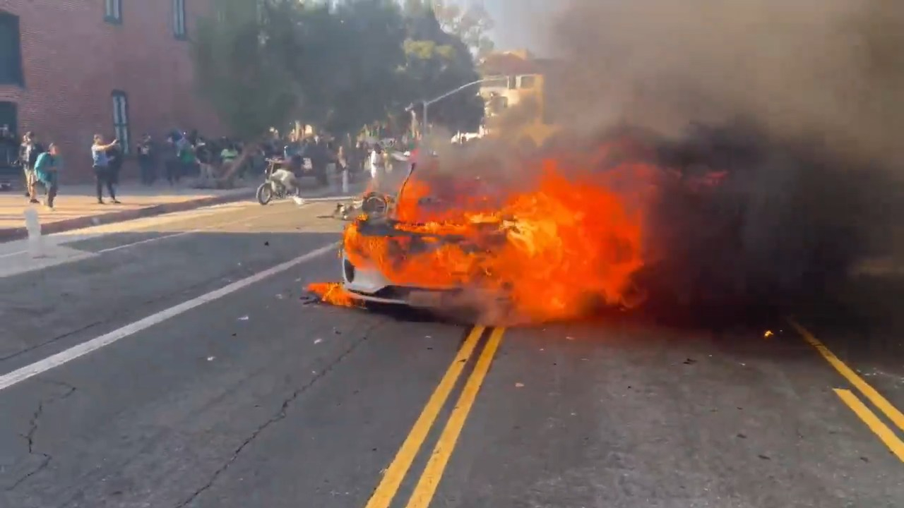 Las protestas escalan con bloqueos, enfrentamientos y quema de autos autónomos. Las protestas escalan con bloqueos, enfrentamientos y quema de autos autónomos.