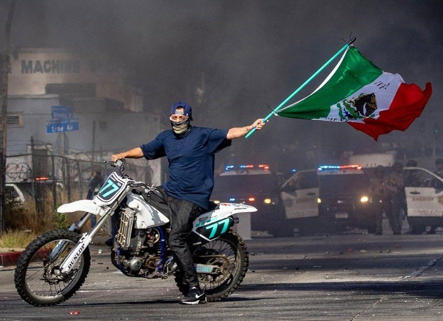 Motociclista con bandera de México, buscado por el FBI por ataque a agentes en protestas