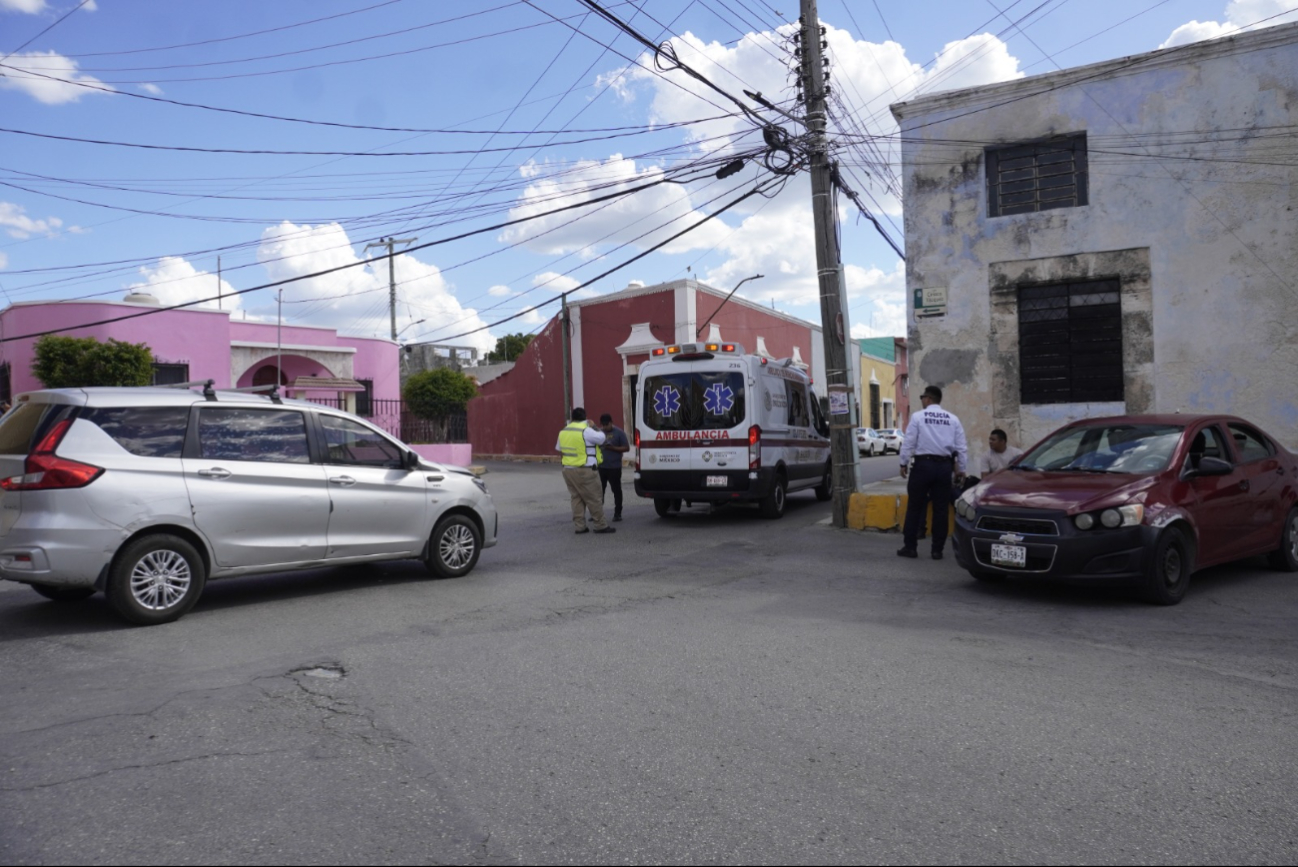 Accidente en Barrio Guadalupe, Campeche: auto no respetó alto y choca con camioneta