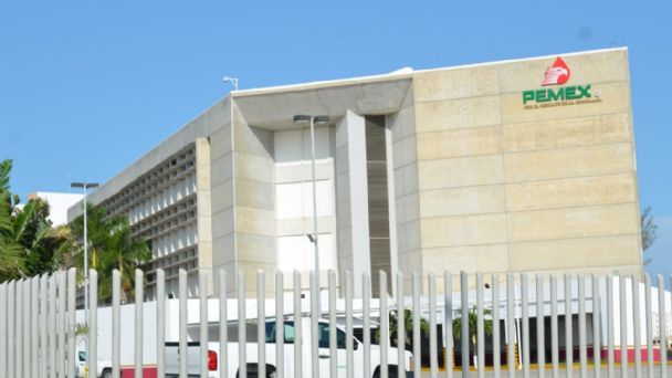 PEMEX busca ahorrar a través del recorte de personal de confianza.