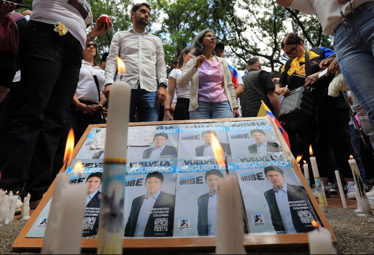 Personas encienden velas en Medellín el 8 de junio de 2025, en protesta contra la violencia tras el atentado al candidato Miguel Uribe. Personas encienden velas en Medellín el 8 de junio de 2025, en protesta contra la violencia tras el atentado al candidato Miguel Uribe.