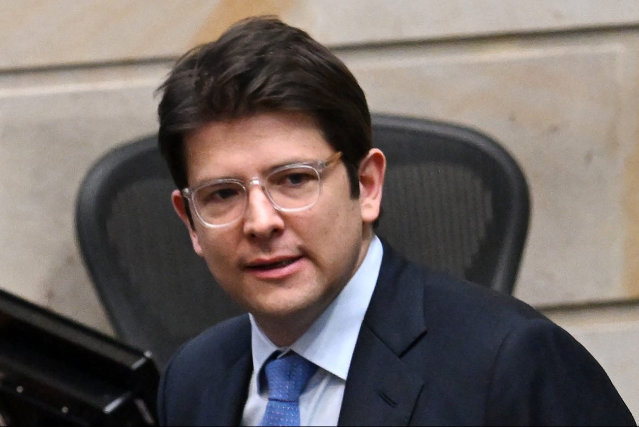 Recibió tres disparos, dos de ellos en la cabeza; permanece en estado crítico. Recibió tres disparos, dos de ellos en la cabeza; permanece en estado crítico.