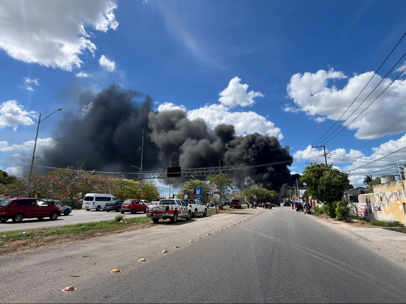 Se desconocen las causas del incendio en el Periférico de Mérida Se desconocen las causas del incendio en el Periférico de Mérida