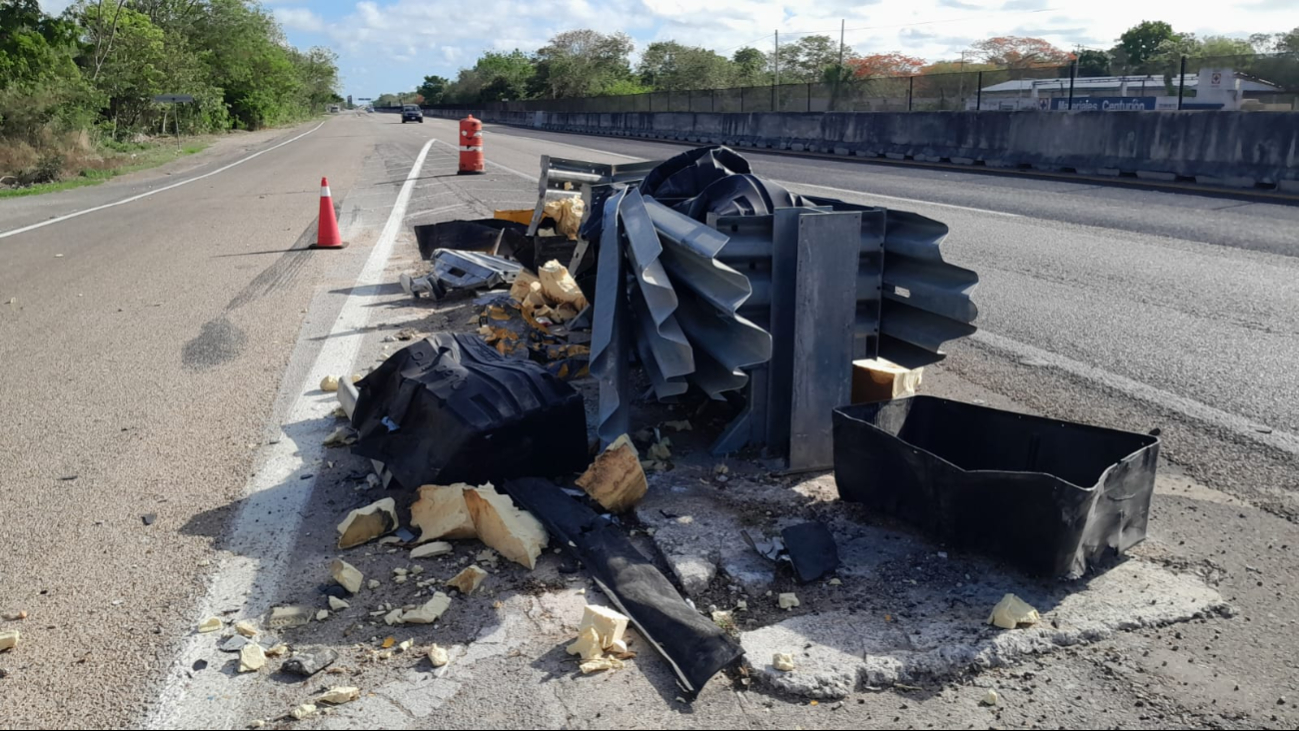 Trailero "se queda dormido" y choca contra amortiguador en la carretera Mérida–Campeche
