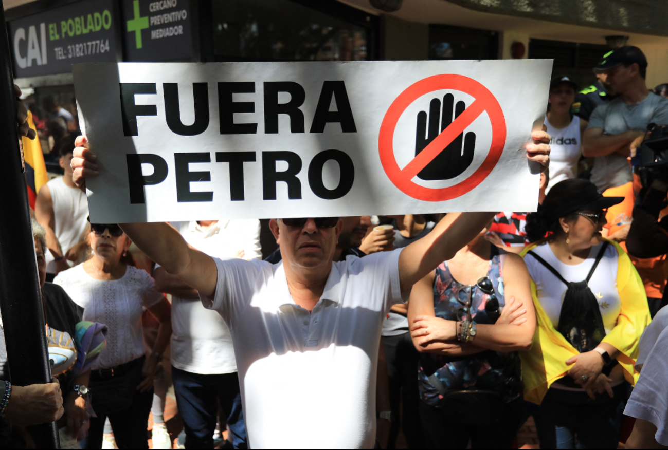 Un hombre sostiene un cartel con la leyenda "Fuera Petro" durante una protesta contra la violencia y a favor de la paz en Medellín, Colombia Un hombre sostiene un cartel con la leyenda "Fuera Petro" durante una protesta contra la violencia y a favor de la paz en Medellín, Colombia
