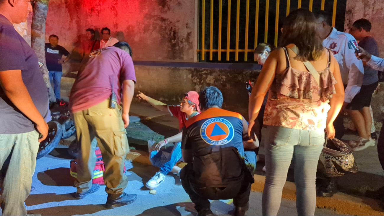 Colisión por alcance entre motocicleta y taxi causa movilización de emergencia