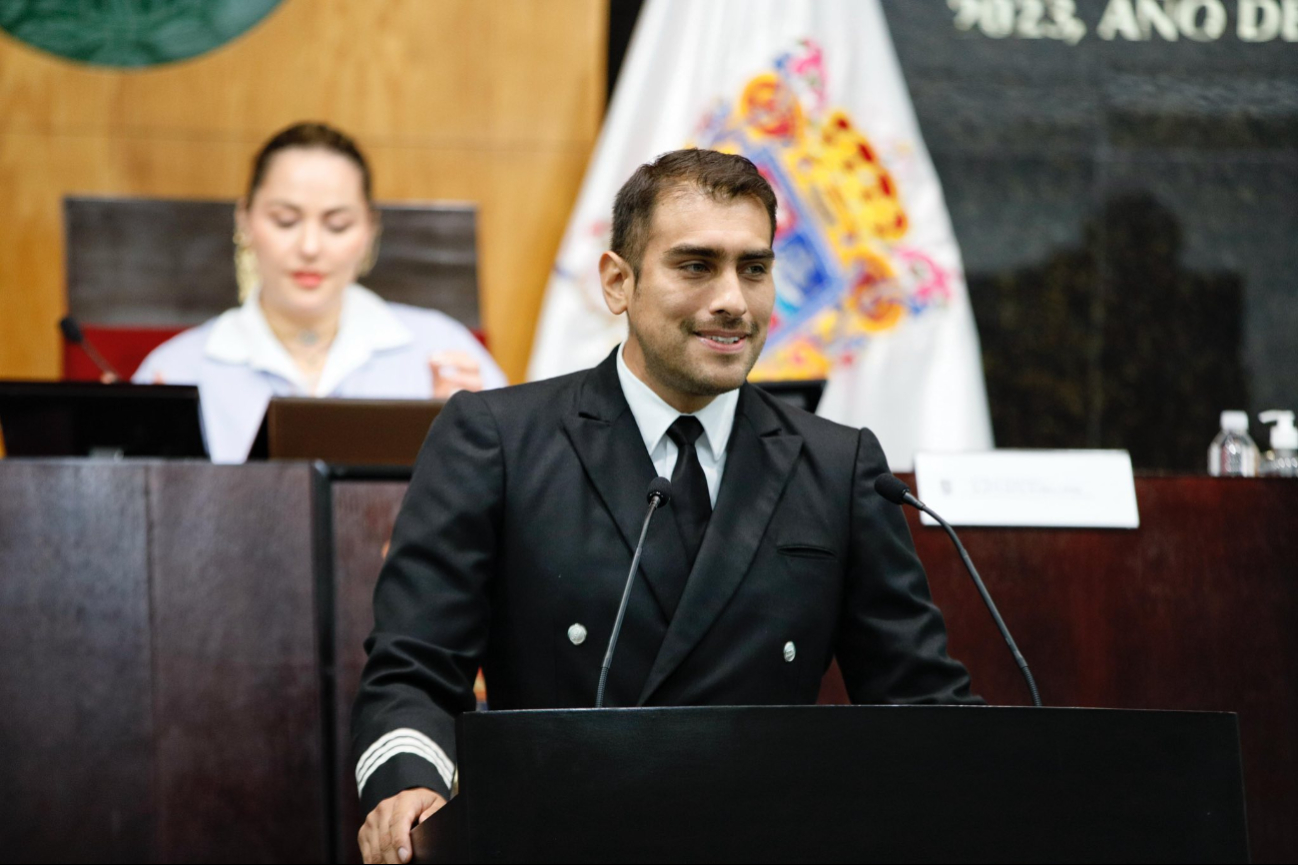 Congreso de Campeche reconoce al piloto carmelita, Roger Castillo, por salvar más de 200 vidas en vuelo